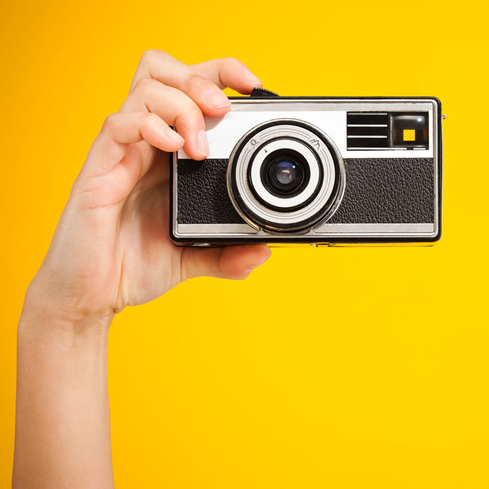 un appareil photo vintage sur fond jaune